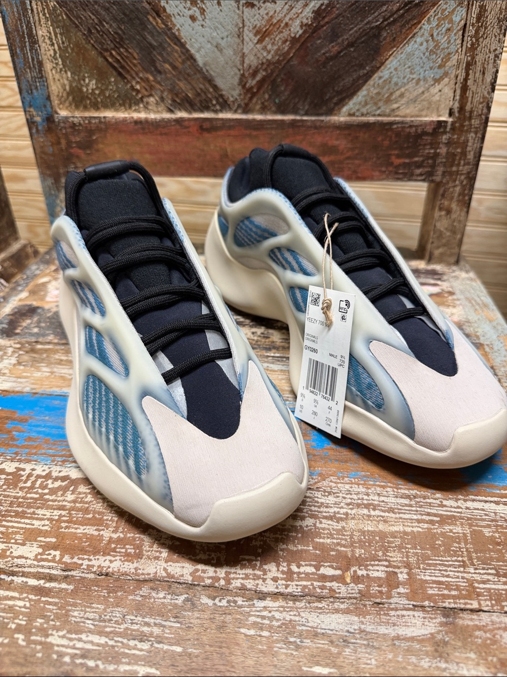 adidas Youth Wave Runner Sneakers in Blue, Cream and Black Size 10